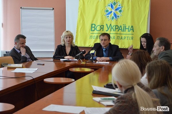 Богомолець просять знятися на користь Порошенка