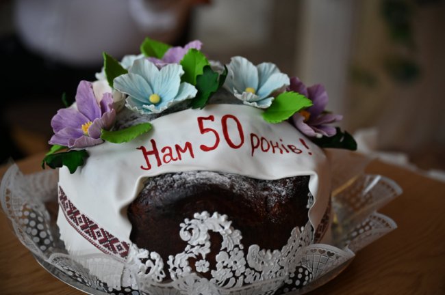 Дружині обручку купив, а собі зробив з металу, бо не було грошей: у Луцьку подружжя відсвяткувало «золотий» ювілей 