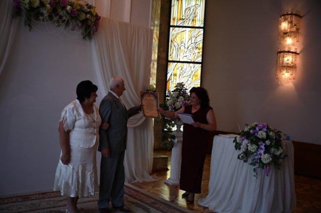 Дружині обручку купив, а собі зробив з металу, бо не було грошей: у Луцьку подружжя відсвяткувало «золотий» ювілей 