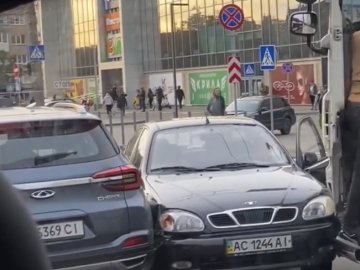 У Луцьку зіткнулися вантажівка і два легковики