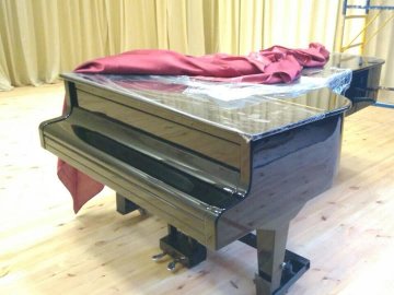 Чернігівські майстри відреставрували рояль для луцької музичної школи. ФОТО