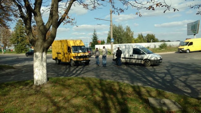 У Луцьку - аварія біля заправки. ФОТО