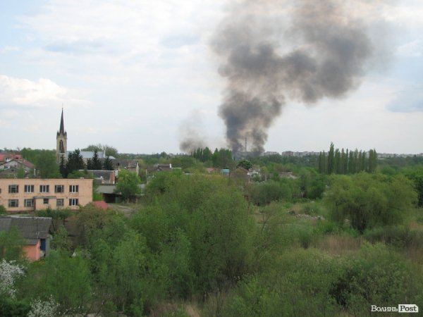 Чорний дим у Луцьку: горить трава. ФОТО