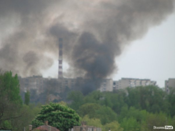Чорний дим у Луцьку: горить трава. ФОТО