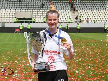 Через війну виїхала за кордон: футболістка з Волині стала чемпіонкою Румунії. ФОТО