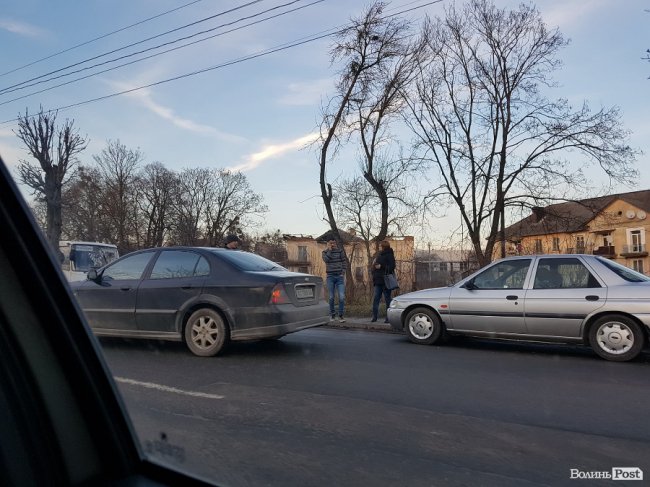 У Луцьку на Дубнівській не розминулись дві автівки