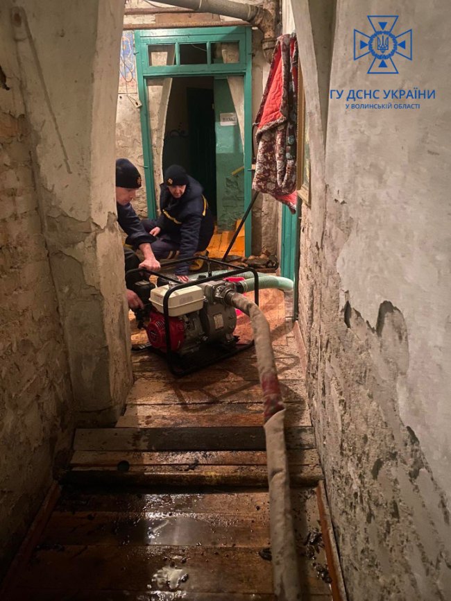 Волинські рятувальники  п’ять разів виїжджали відкачувати воду із затоплених дворів та підвалів будинків