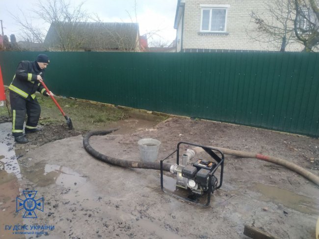 Волинські рятувальники  п’ять разів виїжджали відкачувати воду із затоплених дворів та підвалів будинків