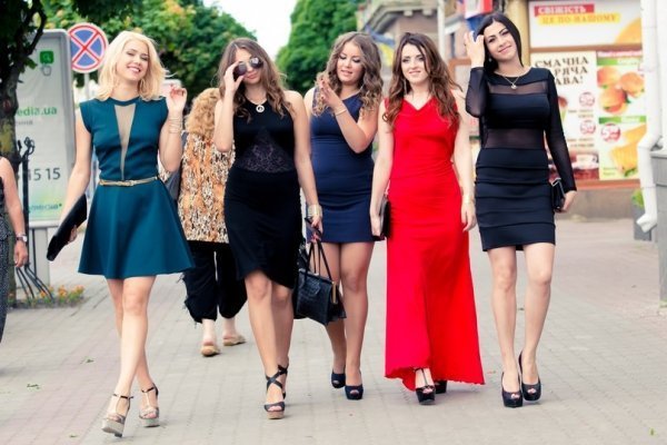 Красуні-журналістки: у Луцьку журфак відгуляв випускний. ФОТО