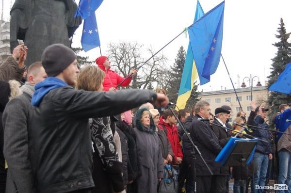 У Луцьку Януковичу пригрозили імпічментом. ФОТО. ДОКУМЕНТ