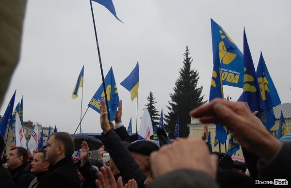 Люди голосують за резолюцію