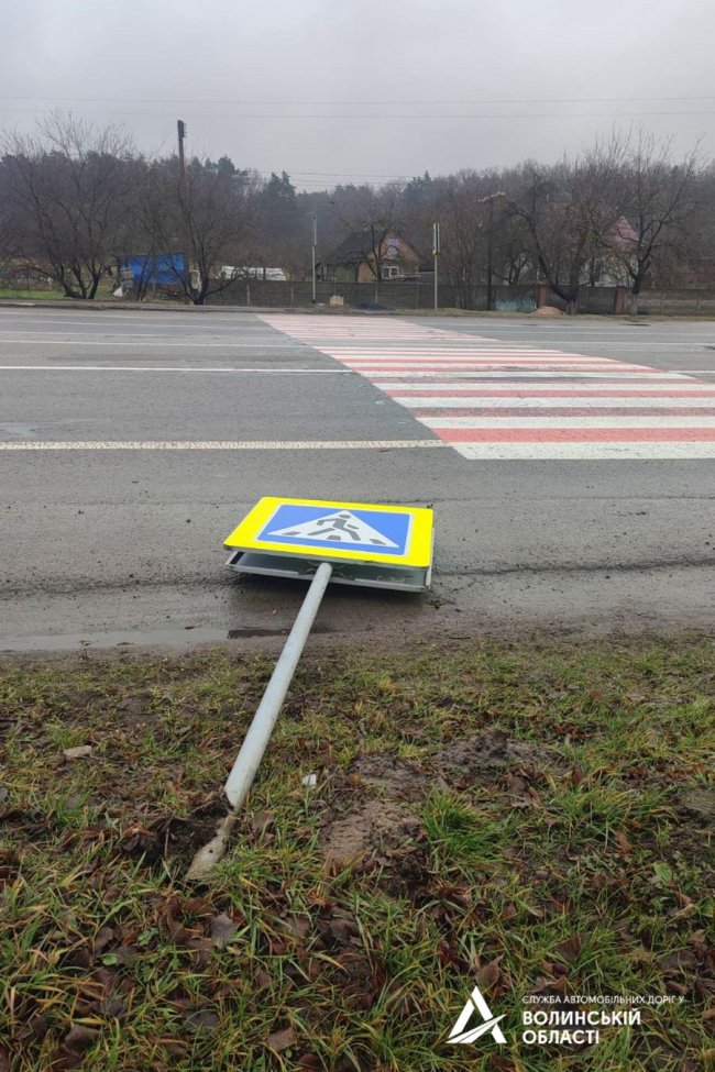 На трасі біля Луцька вандали пошкодили дорожні знаки