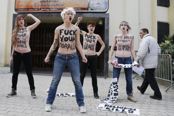 FEMEN роздяглися біля мечетей Парижа, Мілана та Брюсселя. ФОТО