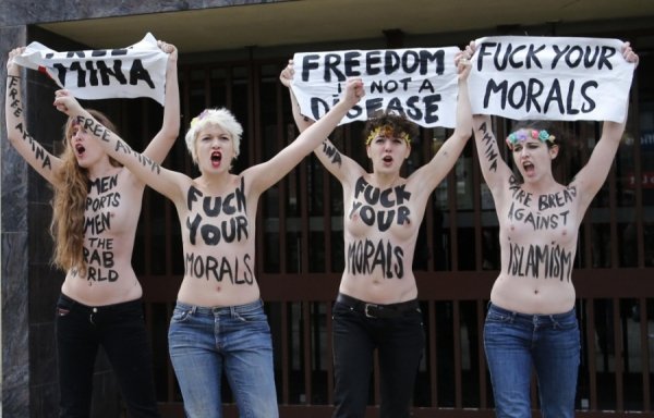 FEMEN роздяглися біля мечетей Парижа, Мілана та Брюсселя. ФОТО