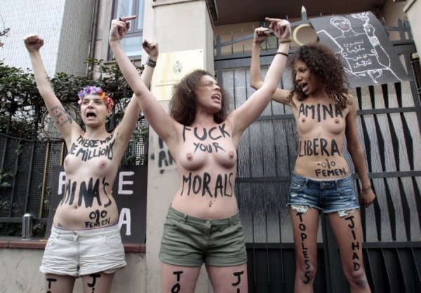 FEMEN роздяглися біля мечетей Парижа, Мілана та Брюсселя. ФОТО