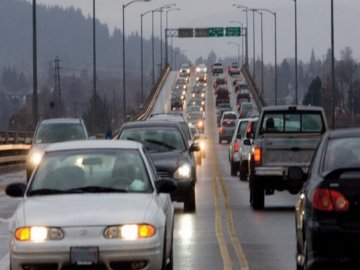 До уваги водіїв: з 1 травня вмикати фари за містом у світлу пору доби не потрібно