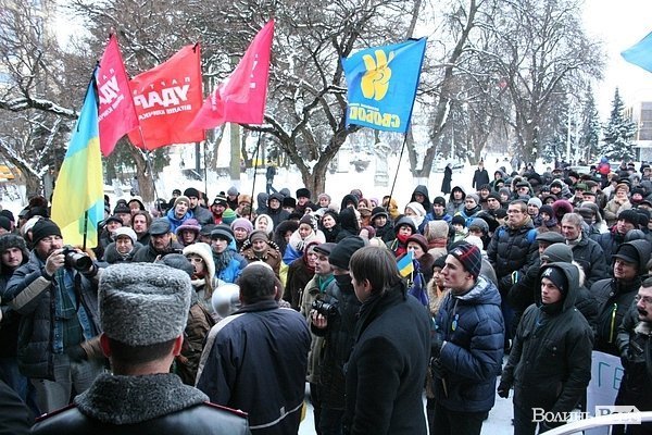 У центрі Луцька люди ледь не побилися з міліцією. ФОТО