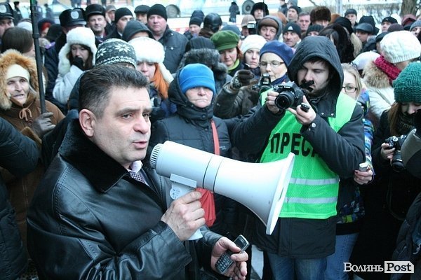 У центрі Луцька люди ледь не побилися з міліцією. ФОТО