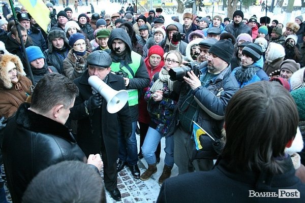 У центрі Луцька люди ледь не побилися з міліцією. ФОТО