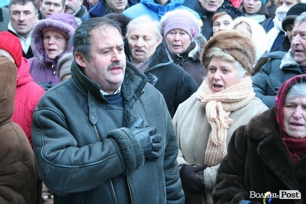У центрі Луцька люди ледь не побилися з міліцією. ФОТО