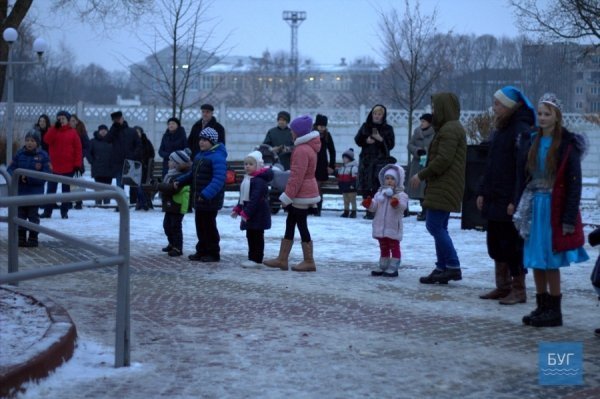 Селфі і співи: у Нововолинську засвітили головну ялинку