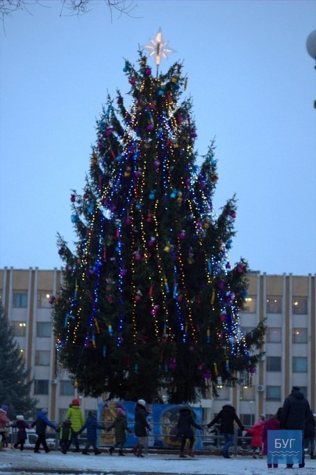 Селфі і співи: у Нововолинську засвітили головну ялинку
