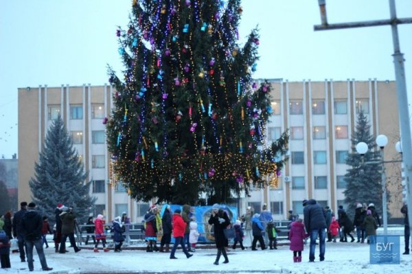 Селфі і співи: у Нововолинську засвітили головну ялинку