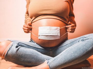 МОЗ рекомендує вагітним вакцинуватися від коронавірусу