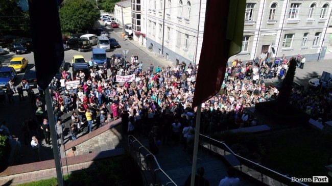Як люди з Старого ринку «штурмували» Луцькраду. ФОТО. ВІДЕО