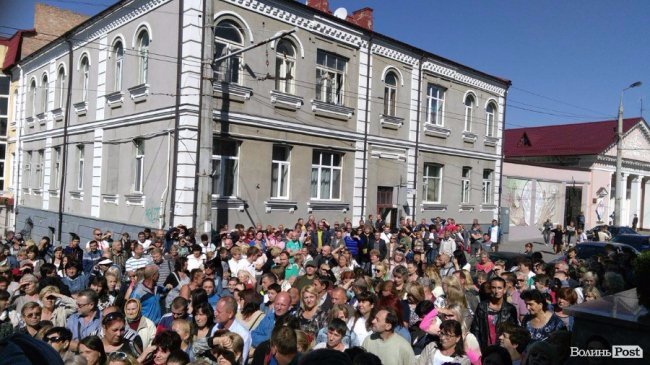 Як люди з Старого ринку «штурмували» Луцькраду. ФОТО. ВІДЕО