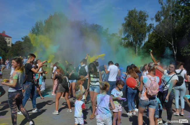 Кольорова подія року: як у Луцьку святкують День молоді. ФОТО