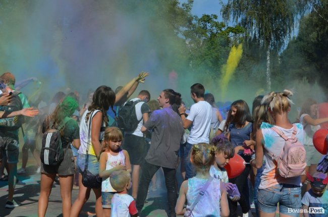 Кольорова подія року: як у Луцьку святкують День молоді. ФОТО