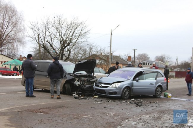 У місті на Волині – автотроща: зіткнулися 3 автівки. ФОТО