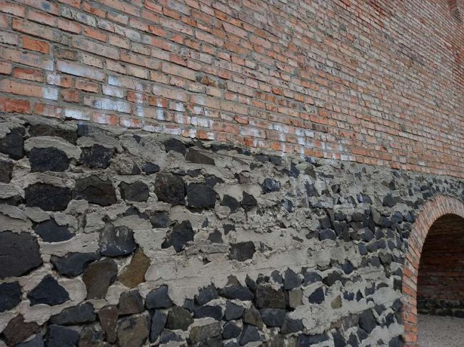 У Луцьку вандали розмалювали стіни замку Любарта: як вирішать проблему. ФОТО