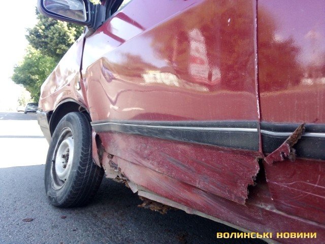 У Луцьку на перехресті не поділили дорогу Volkswagen та ВАЗ. ФОТО
