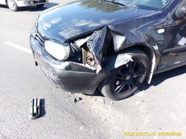 У Луцьку на перехресті не поділили дорогу Volkswagen та ВАЗ. ФОТО