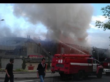У Донецьку терористи підпалили палац спорту. ВІДЕО