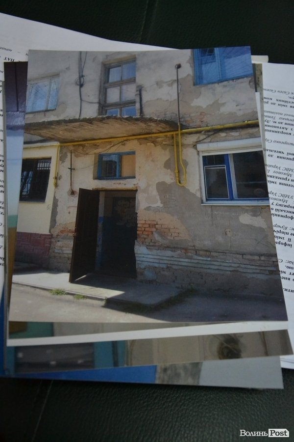 Мешканці принесли на сесію роздруковані фотографії з будинку