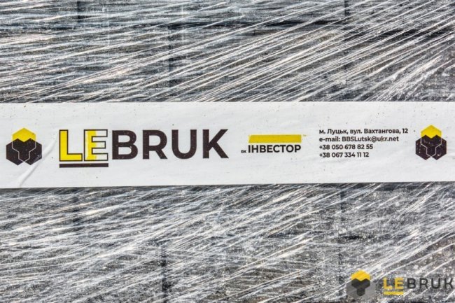 Як на ЖК «Супернова» вкладають бруківкою велику парковку*