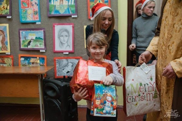 Українці Лондона «завалили» подарунками волинських дітей