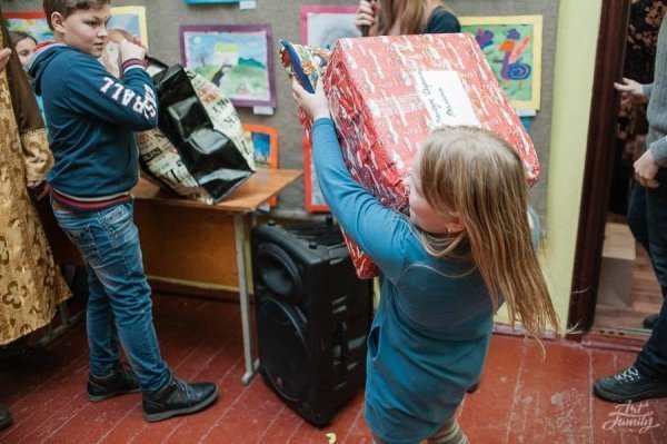 Українці Лондона «завалили» подарунками волинських дітей