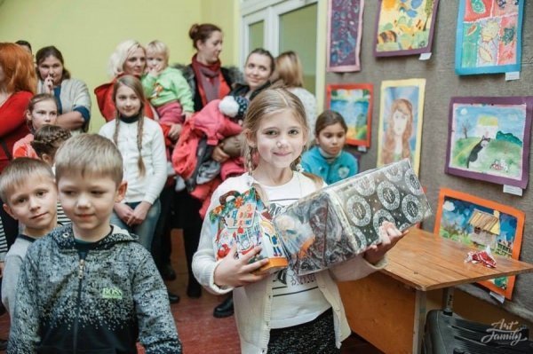 Українці Лондона «завалили» подарунками волинських дітей