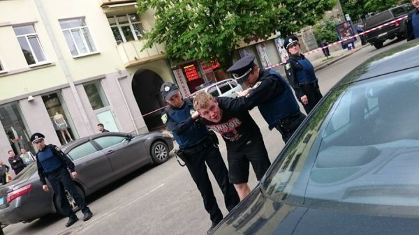 У центрі Харкова поранили поліцейського. ФОТО