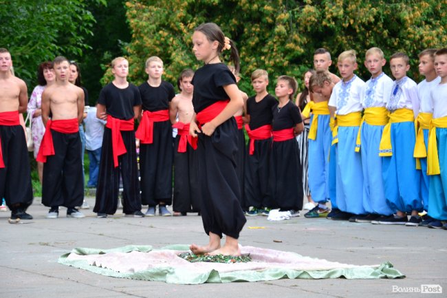 Цегла, скло та цвяхи: лучан вразив виступ учнів школи козацьких бойових мистецтв