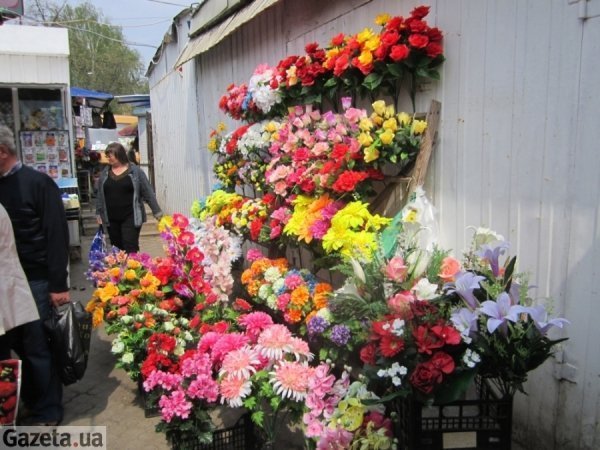 Поминальний тиждень –  «гаряча пора» для луцьких базарників