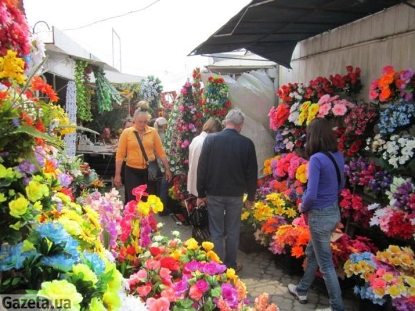 Поминальний тиждень –  «гаряча пора» для луцьких базарників