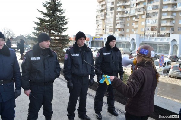 «Кров», міліція і сутичики: у Луцьку відвідали заклади регіоналів. ФОТО