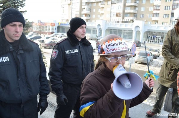 «Кров», міліція і сутичики: у Луцьку відвідали заклади регіоналів. ФОТО