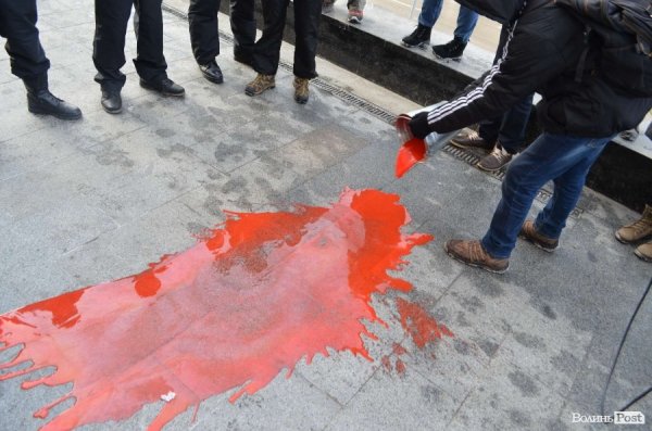 «Кров», міліція і сутичики: у Луцьку відвідали заклади регіоналів. ФОТО