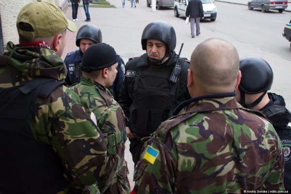 У Нововолинську «Правий сектор» заблокував «Сбербанк Росії». ФОТО